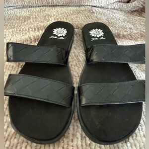 Yellow Box | FEYLIE Double-Band Slides Black Size 7